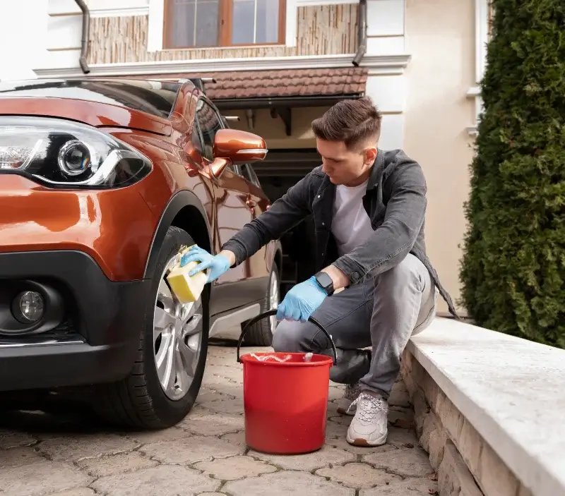 Lavage auto à domicile Bellignat : professionnel intervenant sur un véhicule